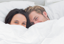 Kołdry puchowe – czym różnią się od syntetycznych i dlaczego warto je wybrać