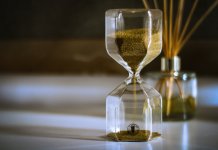 Szklane statuetki z grawerem w przestrzeni biurowej – jak wpływają na kulturę organizacyjną? szklane statuetki z grawerem 3.jpg