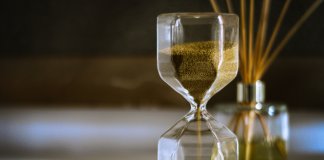 Szklane statuetki z grawerem w przestrzeni biurowej – jak wpływają na kulturę organizacyjną? szklane statuetki z grawerem 3.jpg